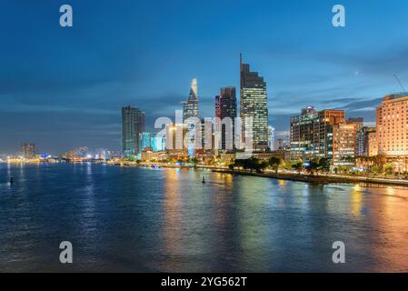 Ho chi Minh City skyline, Vietnam. Vista notturna dei grattacieli Foto Stock