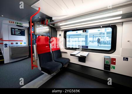 Premier in Austria di un nuovo modello di treno a due piani di Stadler realizzato per le Ferrovie austriache, il cosiddetto Cityjet della nuova generazione, presentato alla stazione centrale di St. Poelten. Foto Stock