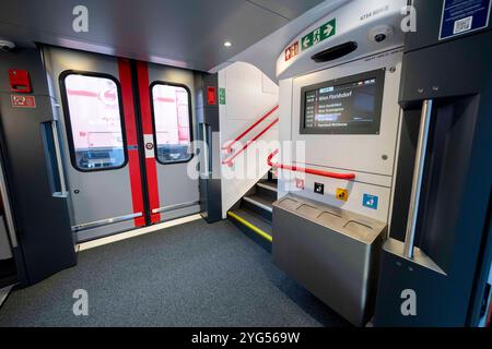 Premier in Austria di un nuovo modello di treno a due piani di Stadler realizzato per le Ferrovie austriache, il cosiddetto Cityjet della nuova generazione, presentato alla stazione centrale di St. Poelten. Foto Stock