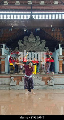 (241106) -- GIACARTA, 6 novembre 2024 (Xinhua) -- questa foto scattata con un telefono cellulare mostra le persone che imparano la danza tradizionale balinese nel Padiglione di Bali del Taman Mini Indonesia Indah a Giacarta, Indonesia, 2 novembre 2024. Situata sulla costa nord-occidentale dell'isola di Giava, Giacarta è la città più grande dell'Indonesia ed è attualmente il centro politico, economico e culturale del paese. (Xinhua/Xu Qin) Foto Stock