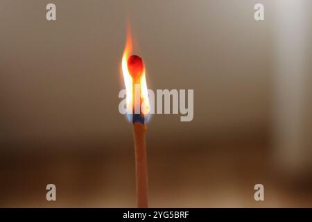 Fiammifero di combustione isolato su sfondo nero con nuvole di fumo. Foto macro. Foto Stock