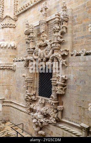 Tomar, Portogallo - 2 giugno 2024 - famosa finestra del convento di Tomar in stile gotico manuelino, realizzata da Diogo de Arruda, Portogallo Foto Stock