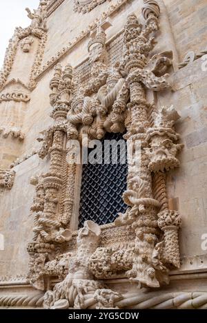 Tomar, Portogallo - 2 giugno 2024 - famosa finestra del convento di Tomar in stile gotico manuelino, realizzata da Diogo de Arruda, Portogallo Foto Stock