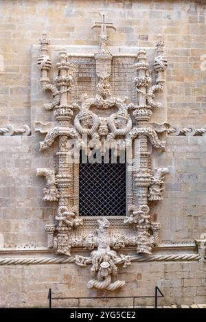 Tomar, Portogallo - 2 giugno 2024 - famosa finestra del convento di Tomar in stile gotico manuelino, realizzata da Diogo de Arruda, Portogallo Foto Stock