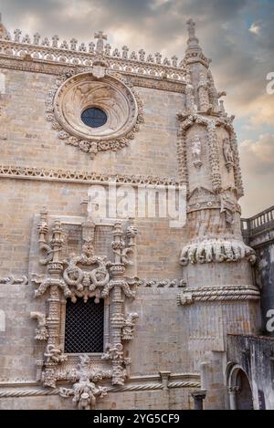 Tomar, Portogallo - 2 giugno 2024 - famosa finestra del convento di Tomar in stile gotico manuelino, realizzata da Diogo de Arruda, Portogallo Foto Stock