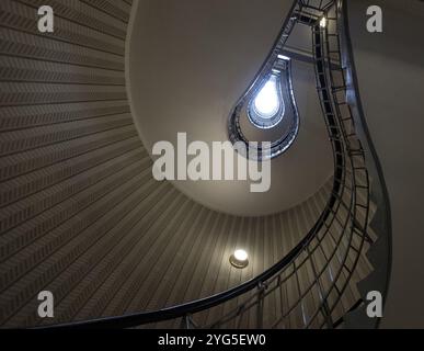 Scala a chiocciola nella Casa della Madonna Nera, a Praga, Repubblica Ceca, progettata in stile cubista all'inizio del XX secolo. Foto Stock