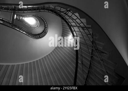 Scala a chiocciola nella Casa della Madonna Nera, a Praga, Repubblica Ceca, progettata in stile cubista all'inizio del XX secolo. Foto Stock