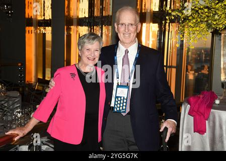 Diana Henriques, Larry Henriques durante i Gerald Loeb Awards 2024 presentati da UCLA Anderson, tenutosi presso la Rainbow Room di New York, New York, USA, giovedì 10 ottobre 2024. Credito: Jennifer Graylock-Graylock.com Foto Stock