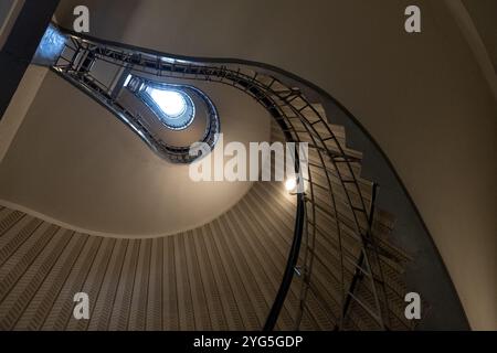 Scala a chiocciola nella Casa della Madonna Nera, a Praga, Repubblica Ceca, progettata in stile cubista all'inizio del XX secolo. Foto Stock