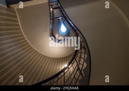 Scala a chiocciola nella Casa della Madonna Nera, a Praga, Repubblica Ceca, progettata in stile cubista all'inizio del XX secolo. Foto Stock