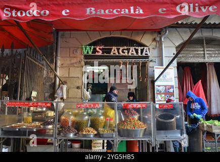 Stoccafisso, merluzzo e olive in un tradizionale mercato alimentare a Catania, Sicilia, Italia. Foto Stock