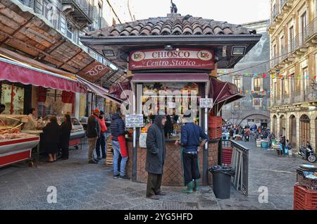 Mercato alimentare tradizionale a Catania, Sicilia, Italia. 11-02-2019 Foto Stock