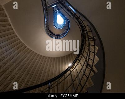 Scala a chiocciola nella Casa della Madonna Nera, a Praga, Repubblica Ceca, progettata in stile cubista all'inizio del XX secolo. Foto Stock