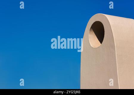 facciata e cerchio semplici, cielo blu, arte, stampa, semplice, esterno di un edificio dal design artistico, concetti di architettura organica, cielo blu Foto Stock