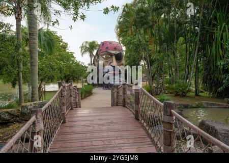 Scultura gigante della testa dei pirati con una folta barba, un cerotto per gli occhi e una classica bandana: Pirates Island al parco a tema Beto Carrero World Foto Stock