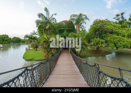 Ponte di corda e roccia a forma di teschio - Isola dei Pirati al parco a tema Beto Carrero World Foto Stock