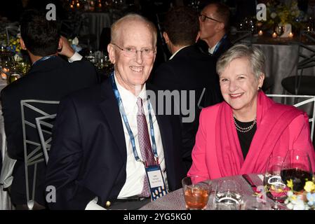 Larry Henriques, Diana Henriques durante i Gerald Loeb Awards 2024 presentati da UCLA Anderson, tenutosi presso la Rainbow Room di New York, New York, USA, giovedì 10 ottobre 2024. Credito: Jennifer Graylock-Graylock.com Foto Stock