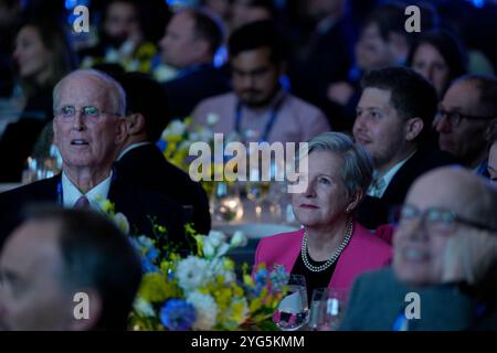 Larry Henriques, Diana Henriques durante i Gerald Loeb Awards 2024 presentati da UCLA Anderson, tenutosi presso la Rainbow Room di New York, New York, USA, giovedì 10 ottobre 2024. Credito: Jennifer Graylock-Graylock.com Foto Stock