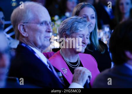 Larry Henriques, Diana Henriques durante i Gerald Loeb Awards 2024 presentati da UCLA Anderson, tenutosi presso la Rainbow Room di New York, New York, USA, giovedì 10 ottobre 2024. Credito: Jennifer Graylock-Graylock.com Foto Stock