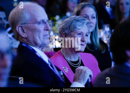 Larry Henriques, Diana Henriques durante i Gerald Loeb Awards 2024 presentati da UCLA Anderson, tenutosi presso la Rainbow Room di New York, New York, USA, giovedì 10 ottobre 2024. Credito: Jennifer Graylock-Graylock.com Foto Stock