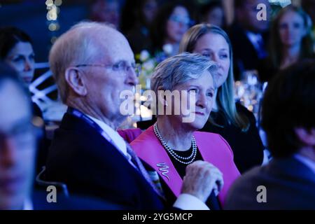 Larry Henriques, Diana Henriques durante i Gerald Loeb Awards 2024 presentati da UCLA Anderson, tenutosi presso la Rainbow Room di New York, New York, USA, giovedì 10 ottobre 2024. Credito: Jennifer Graylock-Graylock.com Foto Stock