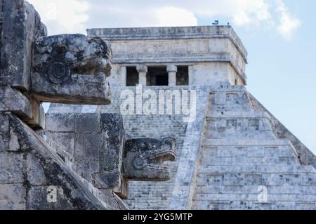 L'iconica piramide di Chichen Itza con intricate incisioni sotto il cielo limpido Foto Stock