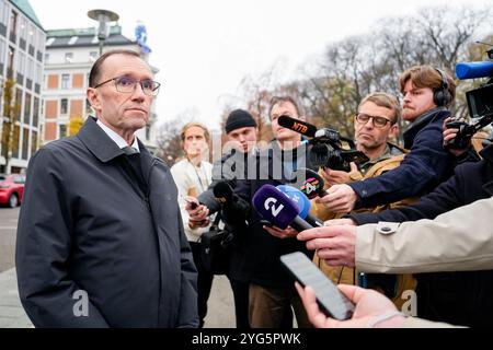 Oslo 20241106. Il ministro degli Esteri norvegese Espen Barth Eide commenta le elezioni negli Stati Uniti al di fuori del ministero degli Esteri. Foto: Beate Oma Dahle / NTB Foto Stock