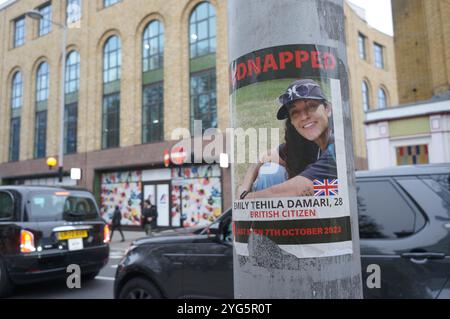 Londra, Regno Unito. 6 novembre 2024. La campagna del nastro giallo per liberare il rapimento da parte di Hamas, cittadina britannica e fan degli Spurs Emily Damari si estende in tutta Londra. Ⓒ crediti: Brian Minkoff/Alamy Live News Foto Stock