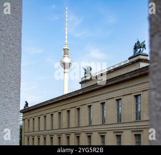 Berlino, Germania, estate 2024, torre della televisione di Berlino - Berliner Fernsehturm Skyscraper in Germania. Foto Stock