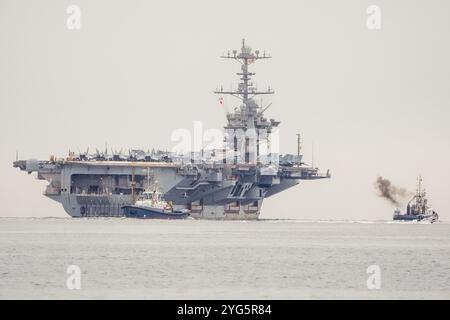 Oslo 20241106. La USS Harry S. Truman conclude la sua visita a Oslo. La nave, che è una delle più grandi portaerei del mondo, sta uscendo dall'Oslofjord dopo il suo soggiorno a Oslo. Foto: Terje Pedersen / NTB Foto Stock