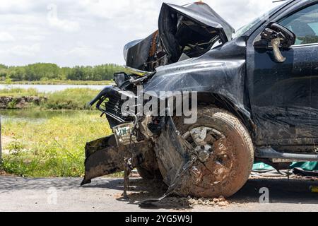 La parte anteriore di un'auto distrutta da un incidente stradale Foto Stock