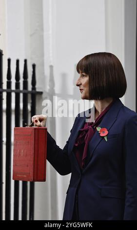 Inghilterra, Londra, Westminster, Downing Street, 30 ottobre 2024, Rachel Reeves, la prima donna cancelliera dello Scacchiere con il budget nella cassetta delle spedizioni. Foto Stock