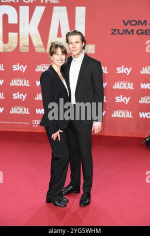 Anna Bachmann e Richard Kreutz bei der Premiere IL GIORNO DEL JACKAL im ZOO Palast di Berlino AM 05.11.2024 *** Anna Bachmann e Richard Kreutz alla prima del GIORNO DEL JACKAL allo ZOO Palast di Berlino il 05 11 2024 Foto Stock