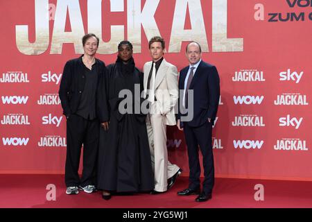 Volker Bertelmann, Lashana Lynch, Eddie Redmayne und Gareth Neame bei der Premiere IL GIORNO DEL JACKAL im ZOO Palast a Berlino AM 05.11.2024 *** Volker Bertelmann, Lashana Lynch, Eddie Redmayne e Gareth Neame alla prima del GIORNO DEL JACKAL allo ZOO Palast di Berlino il 05 11 2024 Foto Stock
