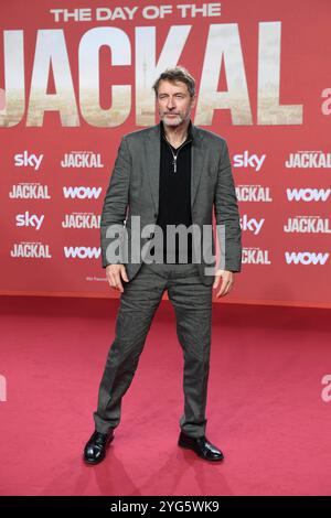 Guido Broscheit bei der Premiere IL GIORNO DEL JACKAL im ZOO Palast a Berlino AM 05.11.2024 *** Guido Broscheit alla prima del GIORNO DEL JACKAL allo ZOO Palast di Berlino il 05 11 2024 Foto Stock