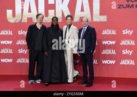 Volker Bertelmann, Lashana Lynch, Eddie Redmayne und Gareth Neame bei der Premiere IL GIORNO DEL JACKAL im ZOO Palast a Berlino AM 05.11.2024 *** Volker Bertelmann, Lashana Lynch, Eddie Redmayne e Gareth Neame alla prima del GIORNO DEL JACKAL allo ZOO Palast di Berlino il 05 11 2024 Foto Stock