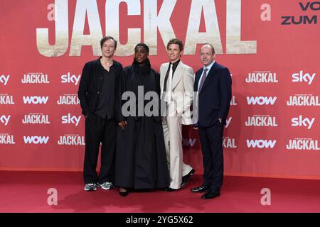 Volker Bertelmann, Lashana Lynch, Eddie Redmayne und Gareth Neame bei der Premiere IL GIORNO DEL JACKAL im ZOO Palast a Berlino AM 05.11.2024 *** Volker Bertelmann, Lashana Lynch, Eddie Redmayne e Gareth Neame alla prima del GIORNO DEL JACKAL allo ZOO Palast di Berlino il 05 11 2024 Foto Stock
