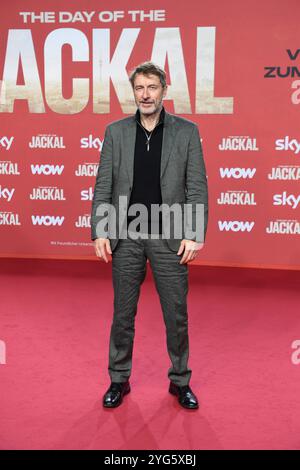 Guido Broscheit bei der Premiere IL GIORNO DEL JACKAL im ZOO Palast a Berlino AM 05.11.2024 *** Guido Broscheit alla prima del GIORNO DEL JACKAL allo ZOO Palast di Berlino il 05 11 2024 Foto Stock