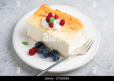 Casseruola di formaggio fresco con frutti di bosco freschi su un piatto bianco. Cheesecake sane al forno, zapekanka Foto Stock