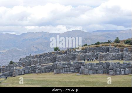 Sacsayhuamán o Saksaywaman è una cittadella situata nella periferia settentrionale della città di Cusco, in Perù, la storica capitale dell'Impero Inca. Foto Stock
