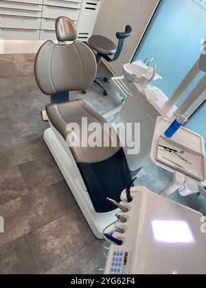 Sedia dentista vuota nella moderna stanza della clinica dentale - interno pulito e sterile dell'ufficio dentale Foto Stock