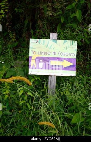 "Pulisco il mio Coroico", parte di una campagna per mantenere pulito il villaggio e non lasciare rifiuti e rifiuti, Coroico, regione di Yungas, Bolivia Foto Stock