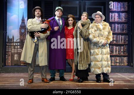 Manuel Mairhofer, Jan Sosniok, Anna Julia Antonucci, Katy Karrenbauer und Alexis Kara bei der Fotoprobe zum Theaterstück Sherlock Holmes: Der Fall Moriarty in der Fährhaus Winterhuder Komödie. Amburgo, 06.11.2024 *** Manuel Mairhofer, Jan Sosniok, Anna Julia Antonucci, Katy Karrenbauer e Alexis Kara alle prove fotografiche dello spettacolo Sherlock Holmes The Moriarty Case al Komödie Winterhuder Fährhaus Hamburg, 06 11 2024 foto:xgbrcix/xFuturexImagex holmes 4014 Foto Stock