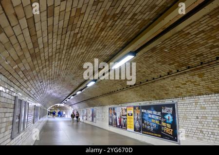 La metropolitana di South Kensington collega la stazione della metropolitana di South Kensington ai famosi musei di storia naturale, scienza e V&A di Londra. Foto Stock