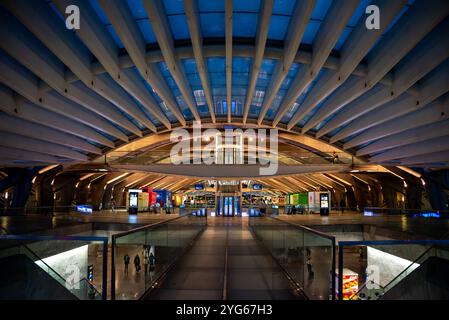 Lisboa, Portogallo - 3 giugno 2024 - dettaglio architettonico della stazione ferroviaria moderna Lisboa Est di notte, Portogallo, progettato dall'architetto Santiag Foto Stock