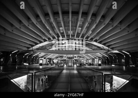 Lisboa, Portogallo - 3 giugno 2024 - dettaglio architettonico della stazione ferroviaria moderna Lisboa Est di notte, Portogallo, progettato dall'architetto Santiag Foto Stock