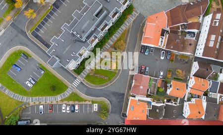 Vista aerea di un'area residenziale con parcheggi ed edifici. Foto Stock