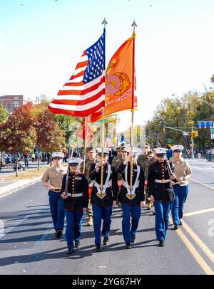 Seconda parata annuale di Veterans Appreciation Parade lungo Eastern Parkway nella sezione Crown Heights di Brooklyn, New York. Gli studenti JROTC delle scuole superiori marciano in parata. Foto Stock