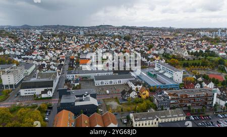 Vista aerea di una città europea con un mix di edifici residenziali e commerciali, che mostrano una fitta struttura urbana con case colorate e una nuvolosa Foto Stock