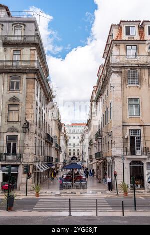 Lisboa, Portogallo - 4 giugno 2024 - classiche case storiche in via Santa Justa nel centro di Lisboa, Portogallo Foto Stock